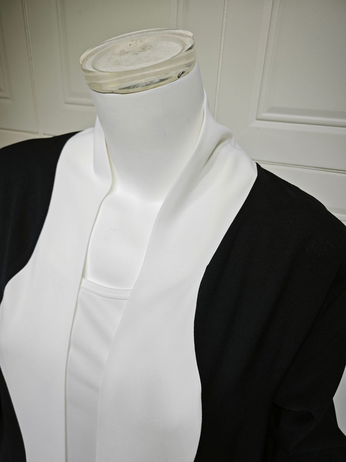 Modern Open Abaya Black White Contrast Wavy Edge MQ220 (4)