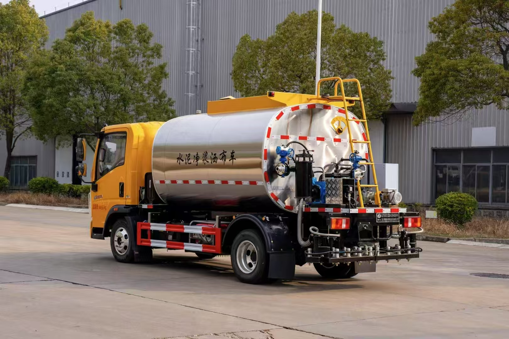 HOWO Asphalt Distributor Truck.png