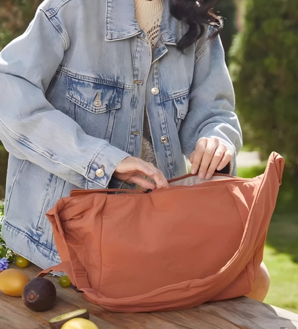 Lightweight and waterproof women's crossbody bag