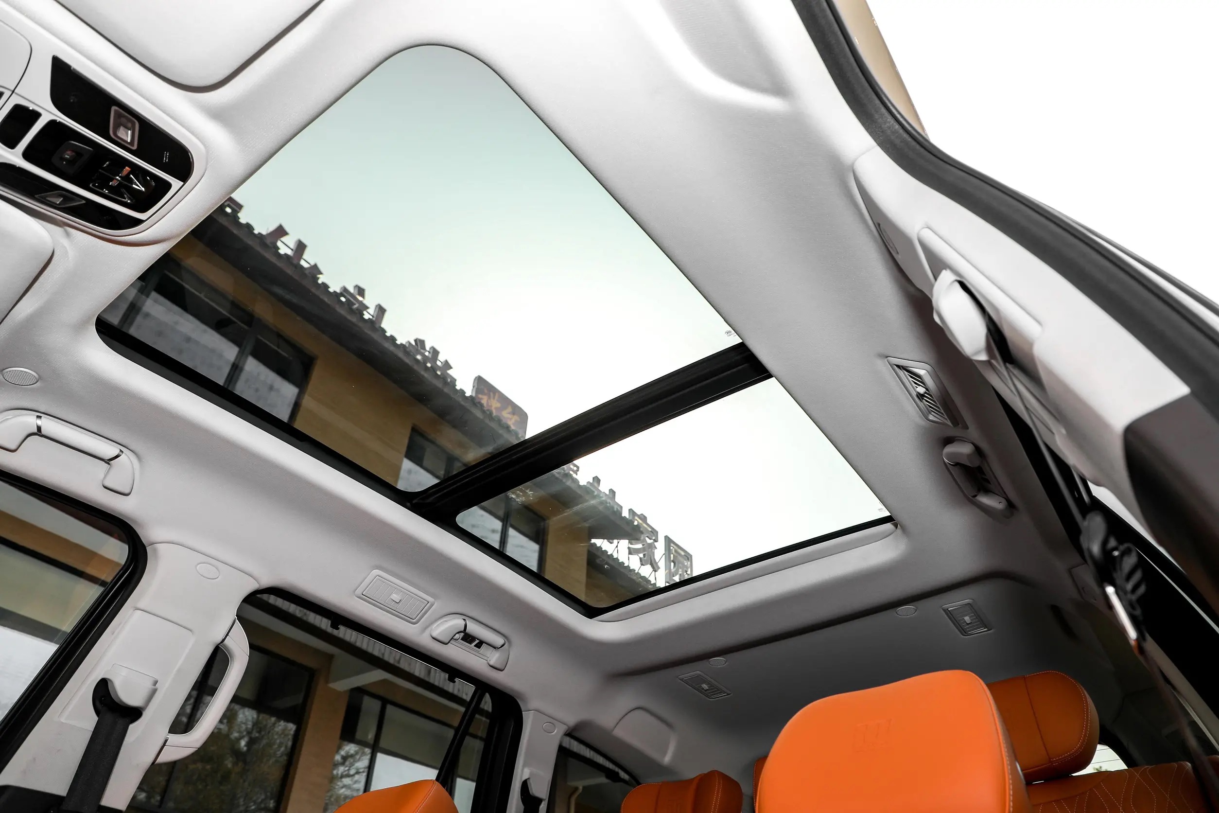 Tank 500 skylights