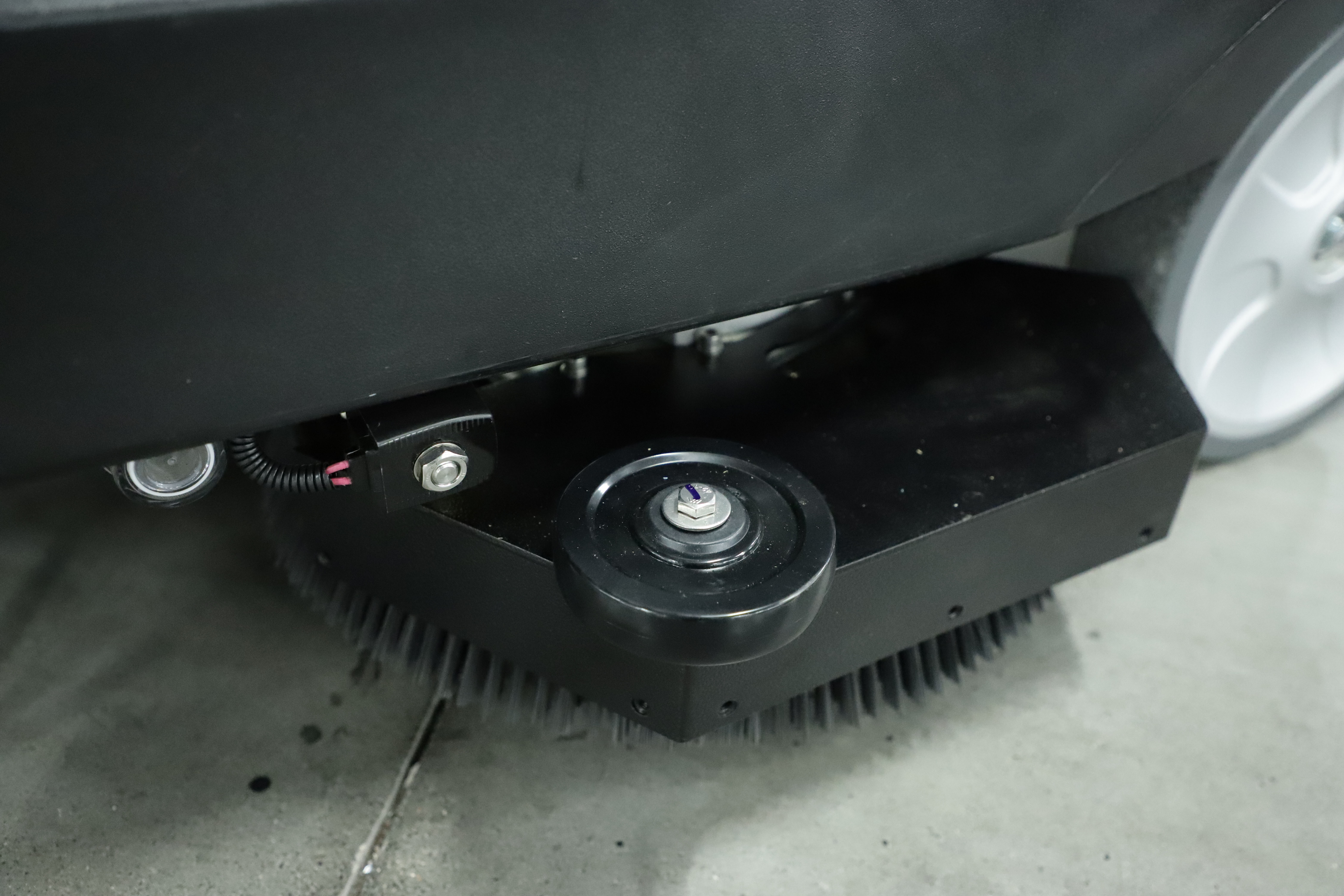 Industrial floor scrubber