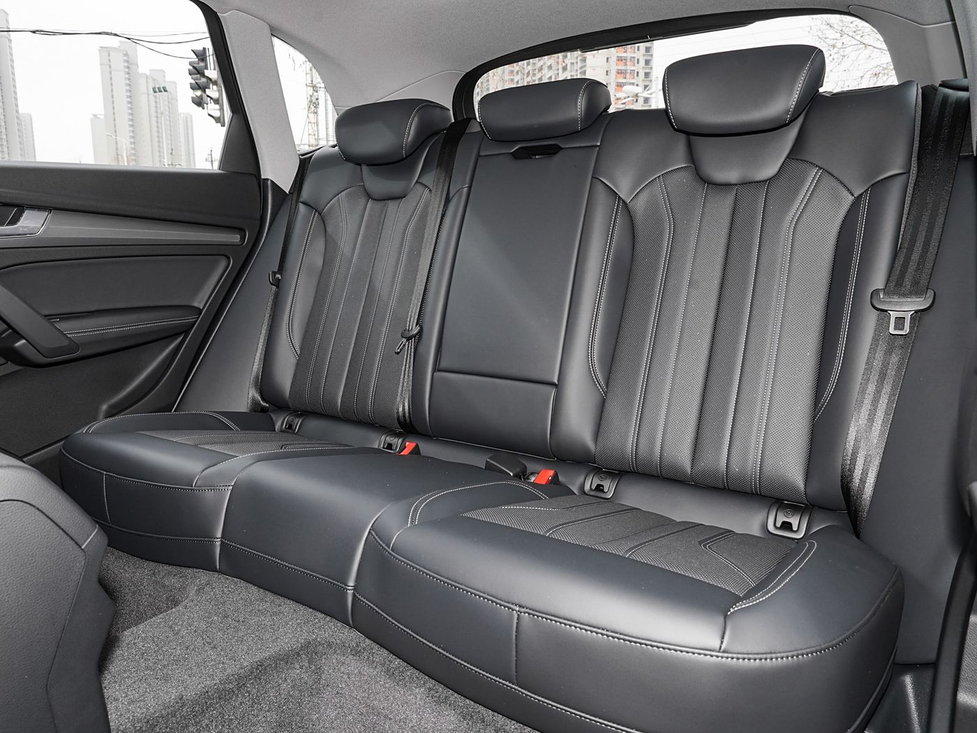 A Luxury Mid-Size SUV for All-Terrain Driving and Urban Style