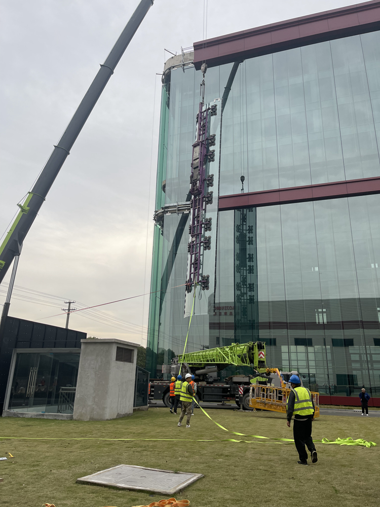 The Largest cambered Glass unit installation lifter (7)