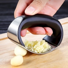 Multi-function Manual Garlic Presser Curved Garlic Grinding Slicer Chopper Stainless Steel Garlic Presses Cooking Gadgets Tool