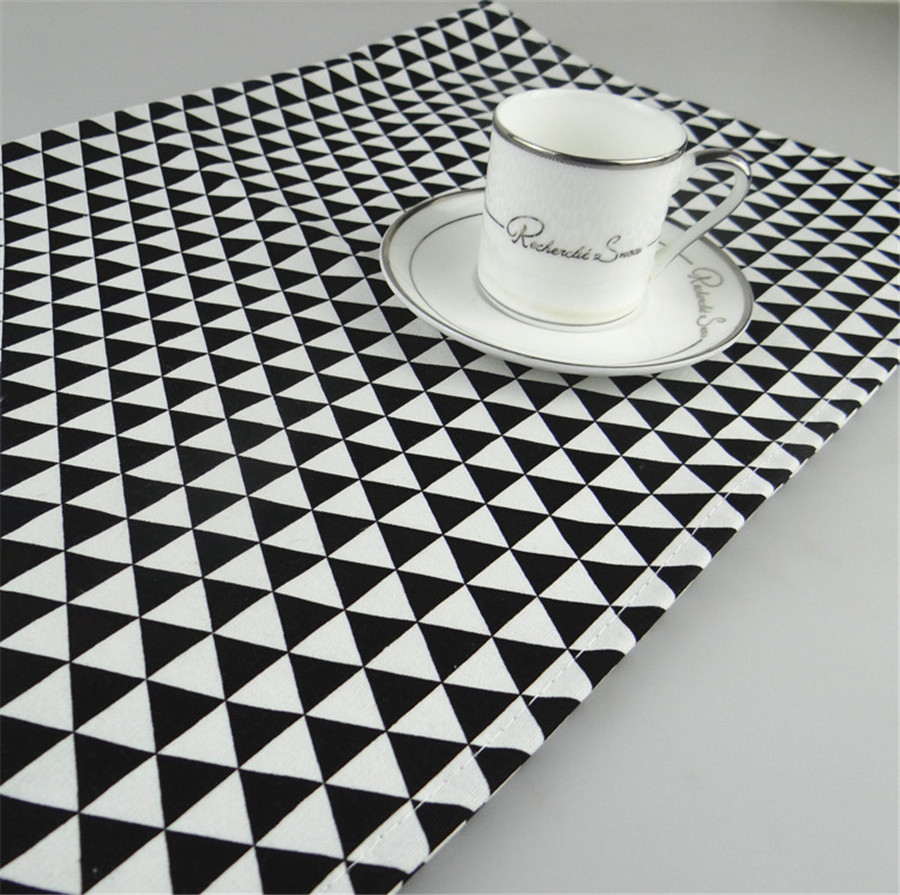 Classic Design Reusable Textile Napkin Geometric Triangle Pattern Printed Home Use Kitchen Towel Fabric Tablecloth Background