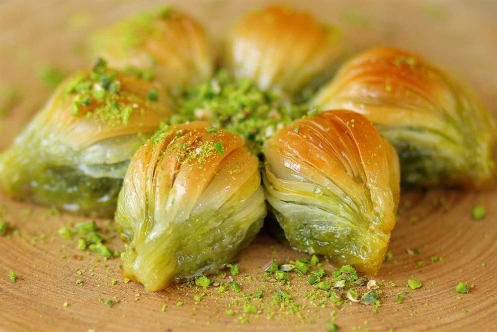 Mussel Shape Baklava (Gulluoglu's most famous) with pistachio 5 pcs 0.55lb-250 gr.