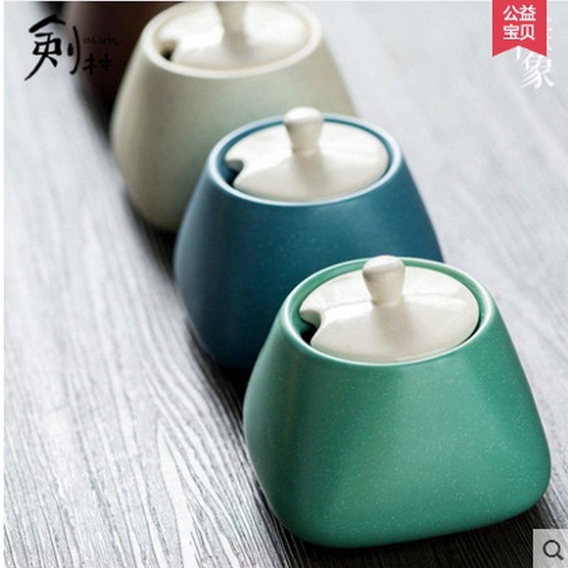 2017 fashion Creative Ceramics Storage Container with Cover and Spoon Salt Seasoning Oil Sugar Creamer Pots