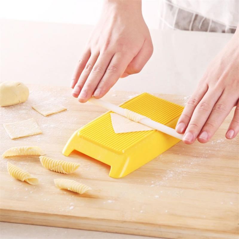 1pc Manual Kitchen Pasta Tools Plastic Pasta Macaroni Board Spaghetti Macaroni Gnocchi Maker Rolling Pin Supplement Molds