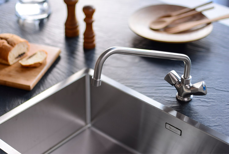 Mixing faucet for kitchen