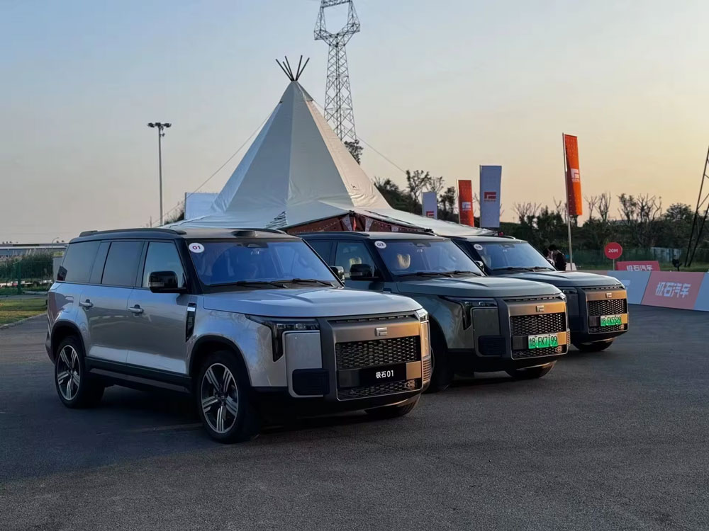 7-seater SUV polar stone 01