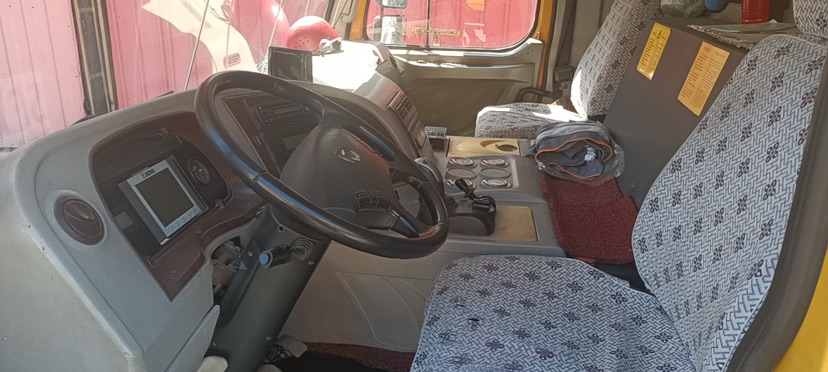 Comfortable steering wheel and driver's seat of used crane xca130l7_1