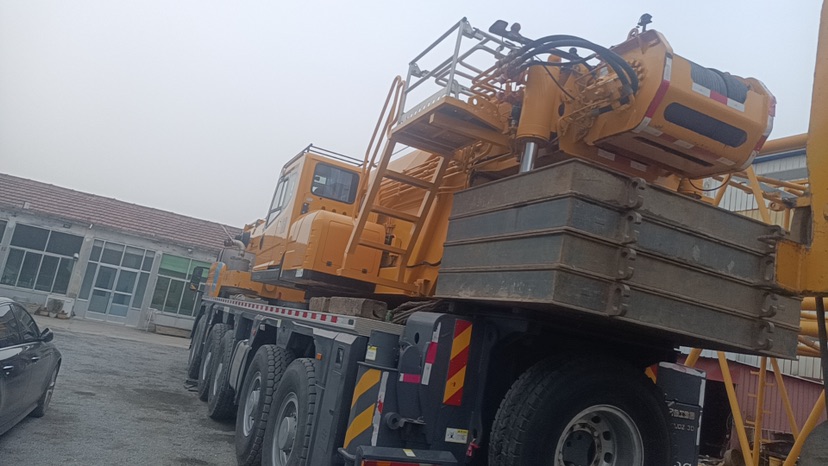 the back of the xca130l7_1 and the counterweight