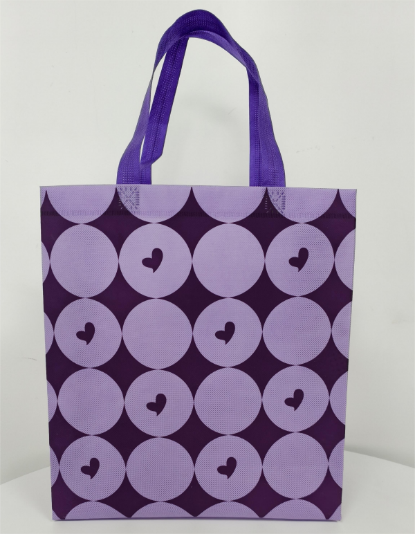 Young people like non-woven shopping bags