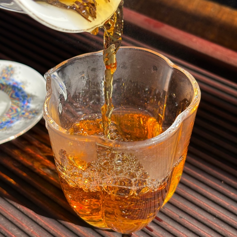 07_Pouring_Red_Tea_Yunnan_Organic_Congou_Black_Tea.jpg