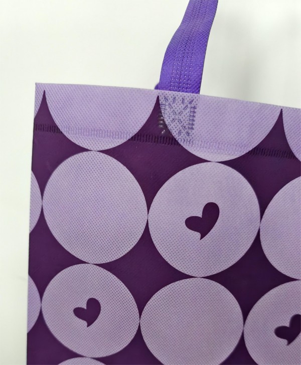 Young people like non-woven shopping bags