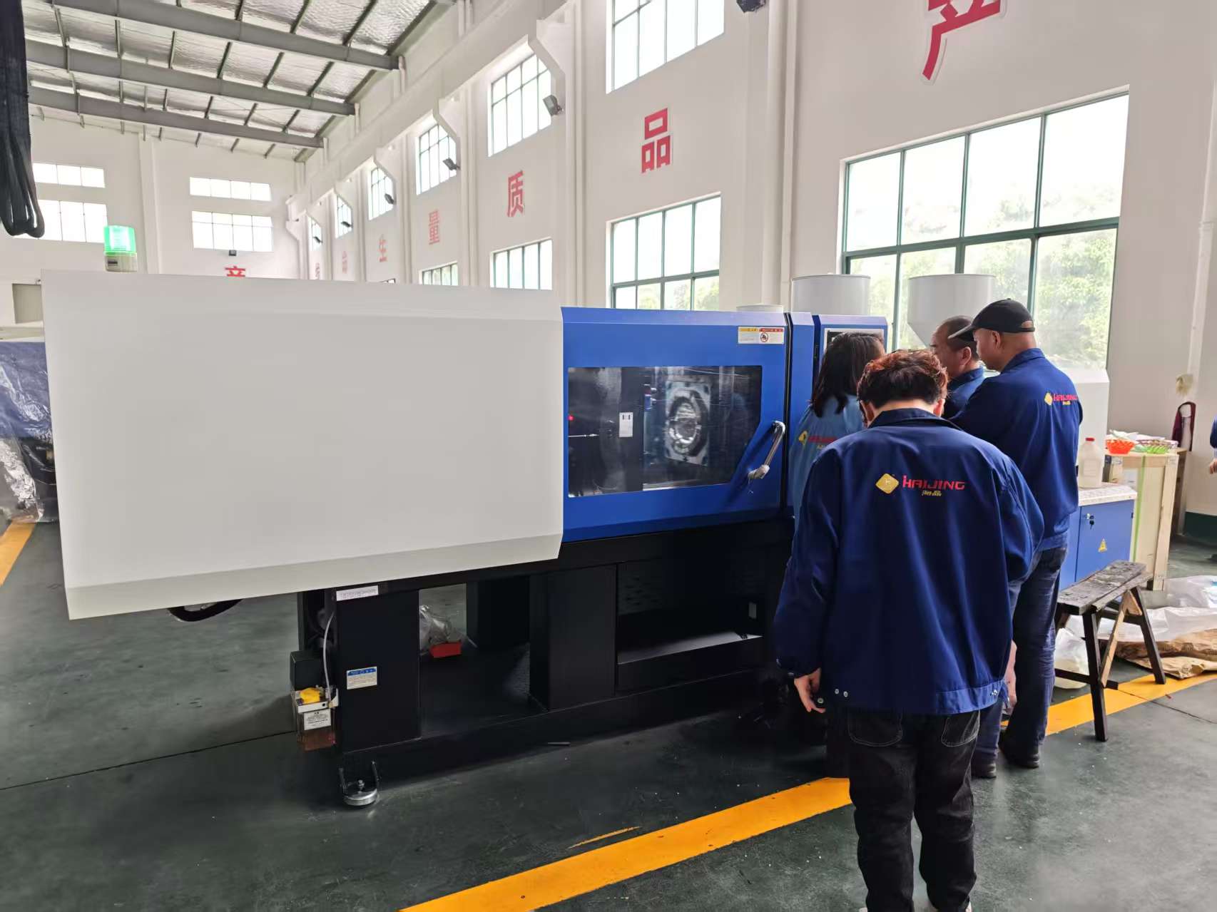 168Ton two colors injection molding equipment