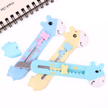 1PC Cute Giraffe Utility Knife Paper Cutter Cutting Paper Razor Blade Office Stationery Escolar School Supplies Random
