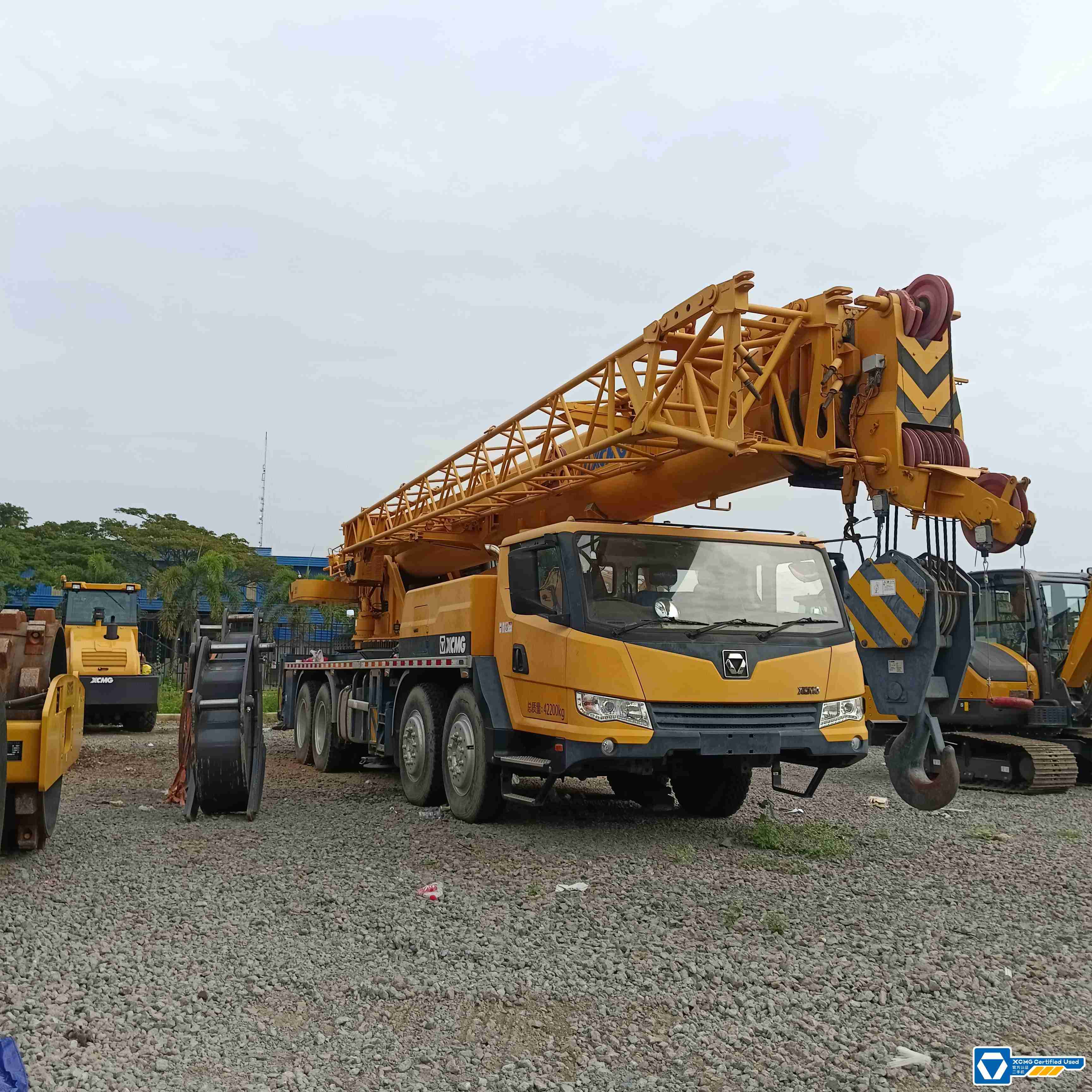 Used XCMG truck crane with 25 ton capacity, compact and powerful