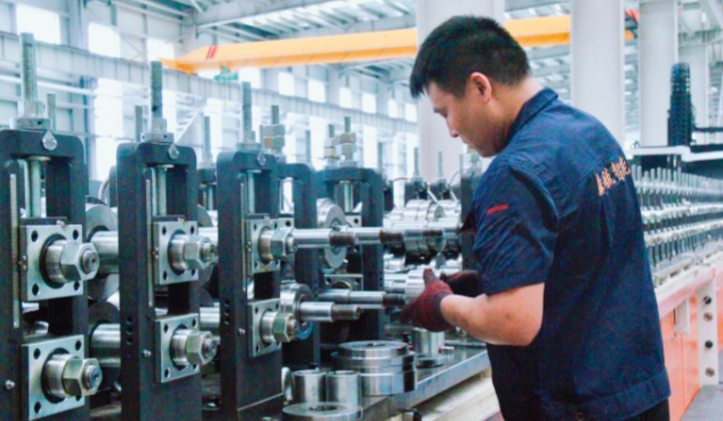 Roll forming machine