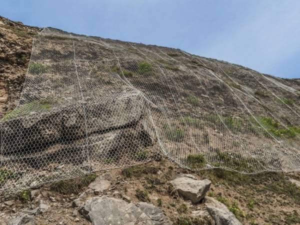 rock-barrier-rope-anchor