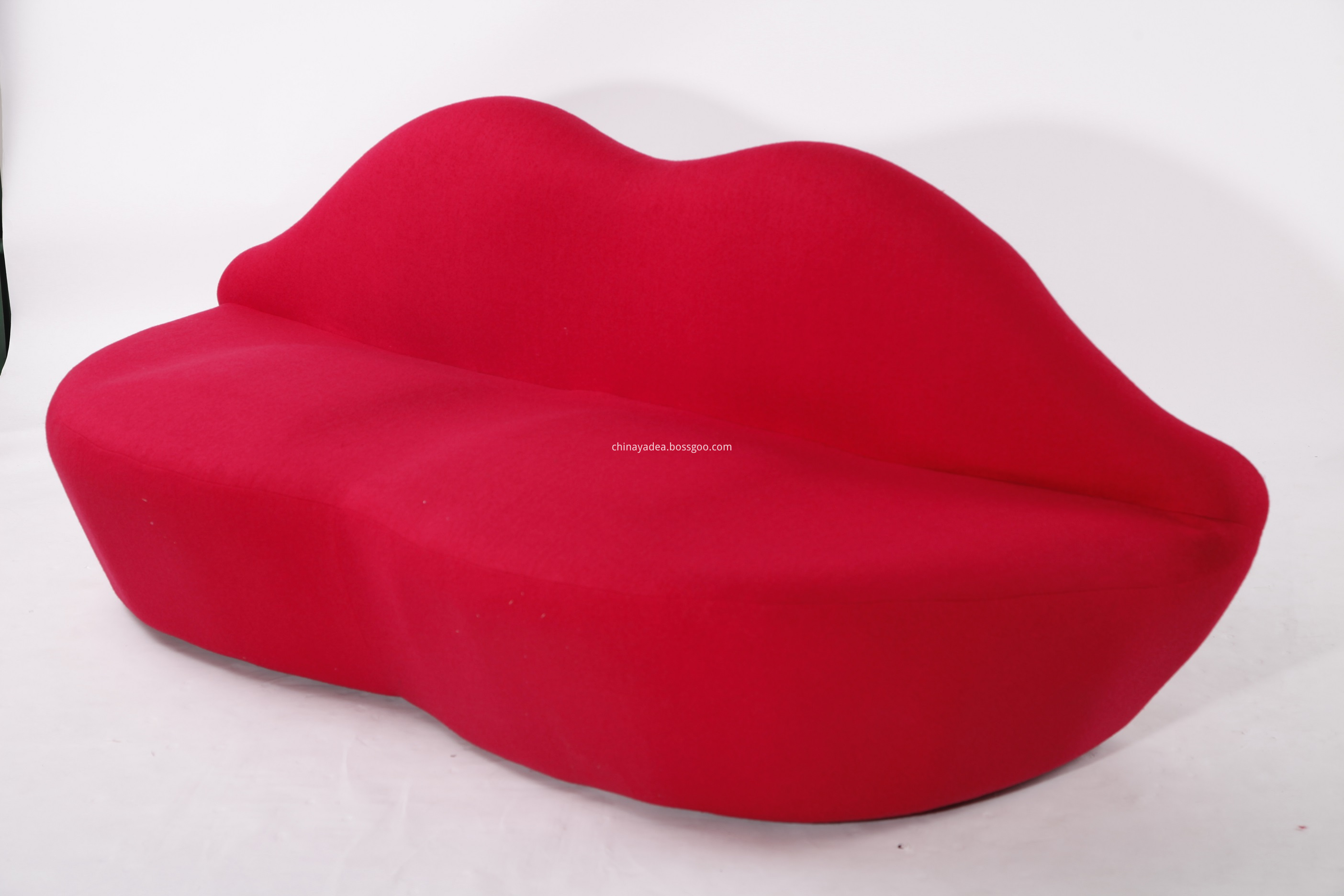 red lip sofa reproduction