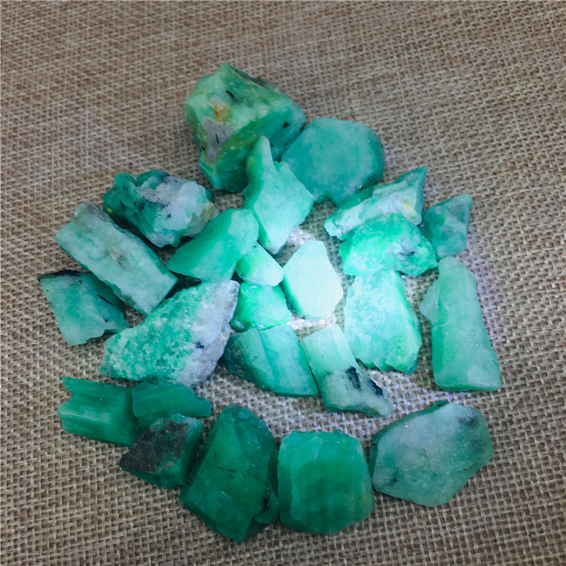 5g Natural rough run emerald and mineral reiki treat crystal original gem specimen making jewelry