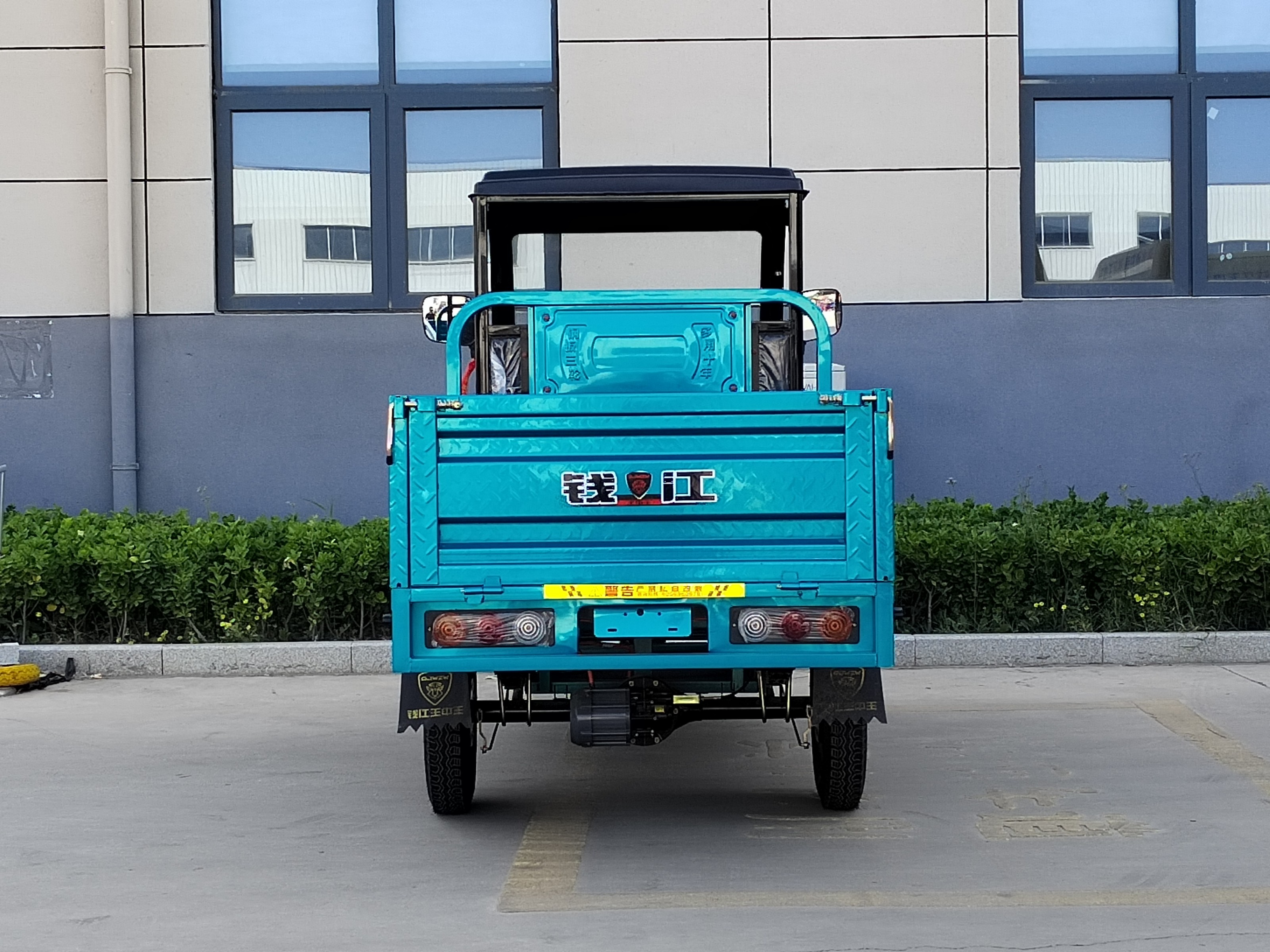 Luxury simple shed electric vehicle