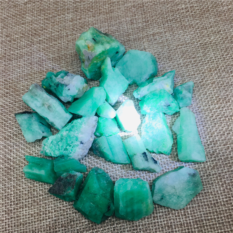 5g Natural rough run emerald and mineral reiki treat crystal original gem specimen making jewelry
