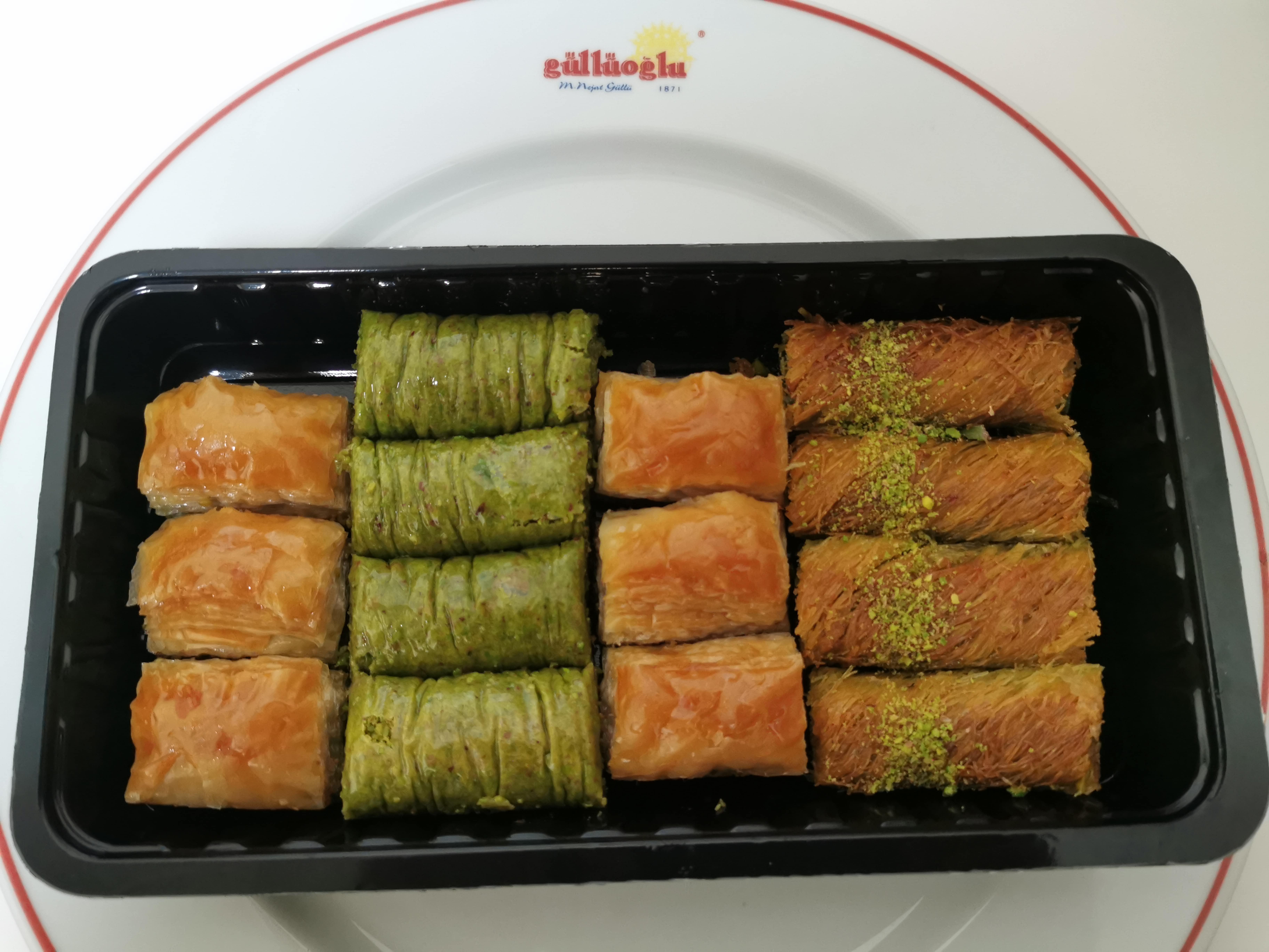 Gulluoglu Assorted Baklava (Pistachio, Walnut, Twisted Pistachio Kadaif and Pistachio Wrap) Total 14pieces (1.1lb - 500gr)