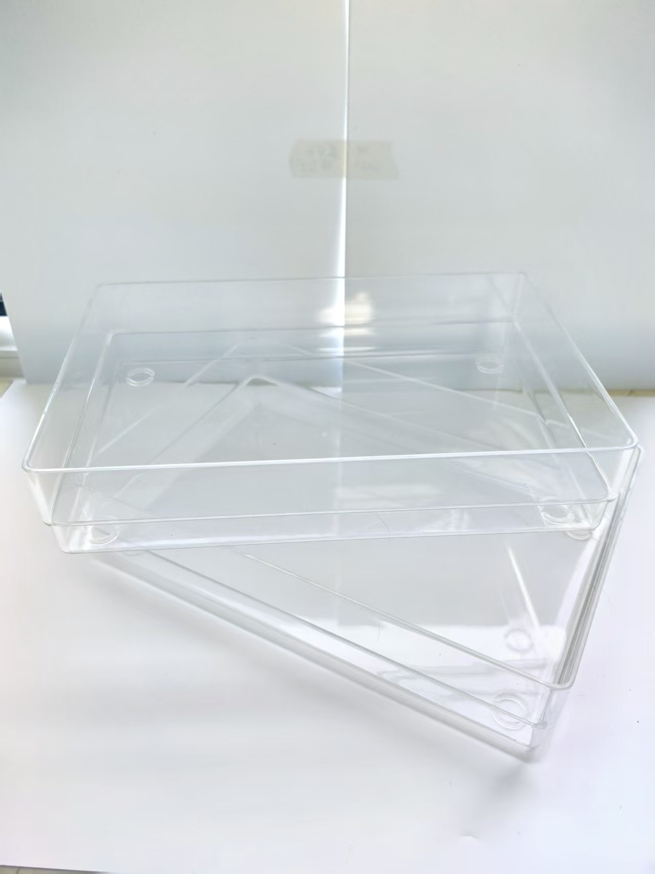 Stackable injection molding box (15)