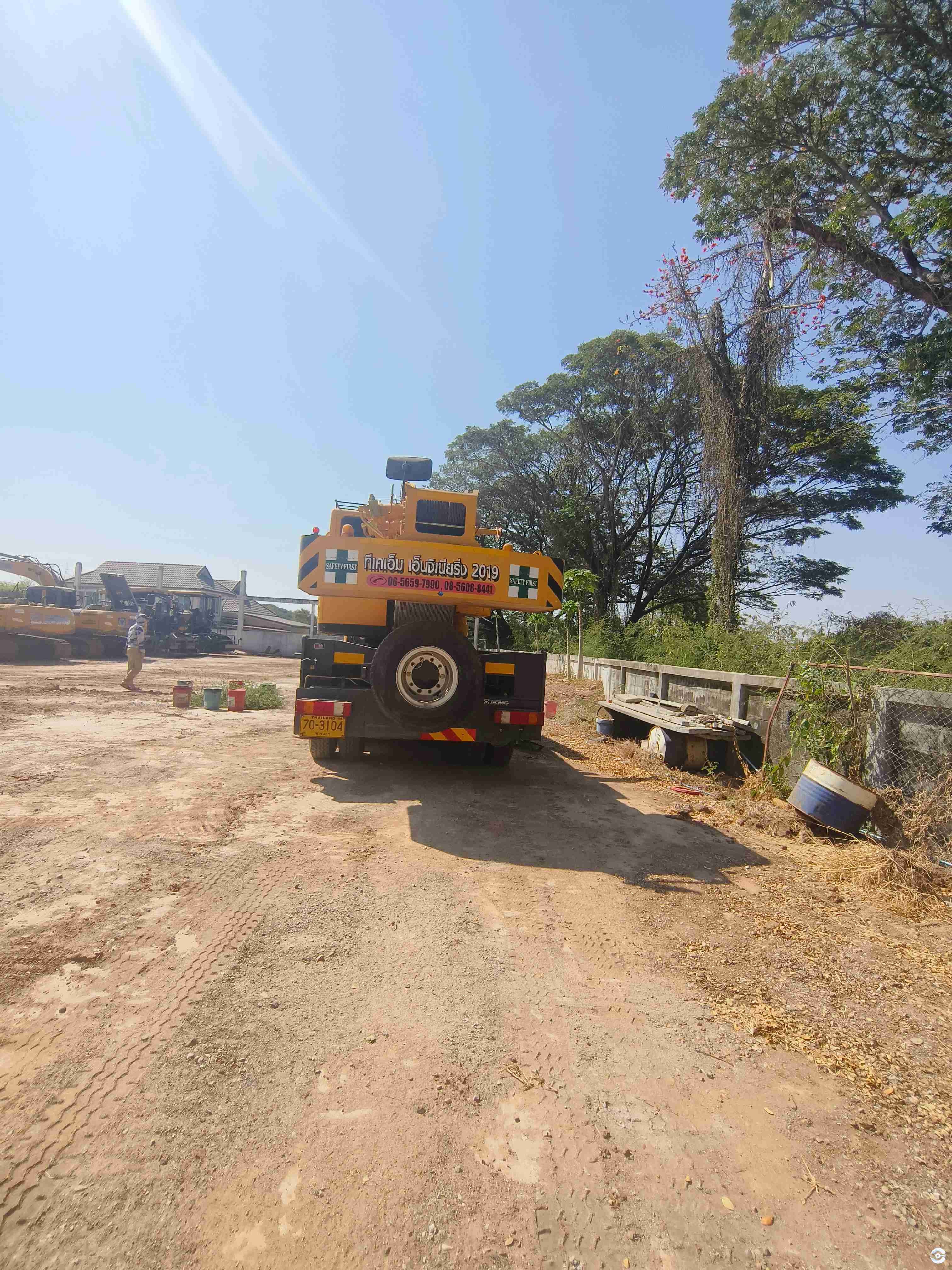 Used mobile truck crane with telescopic boom, easy to operate on site