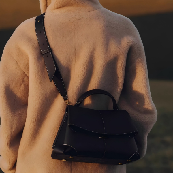 Fashionable, versatile and high-end crossbody bag
