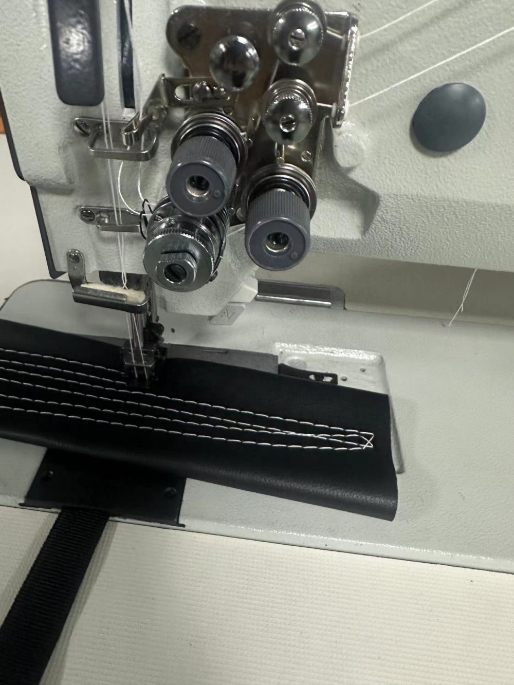 HM-8400L Electronic Double Needle Long Arm Walking Foot Sewing Machine Sofa Machine (2)