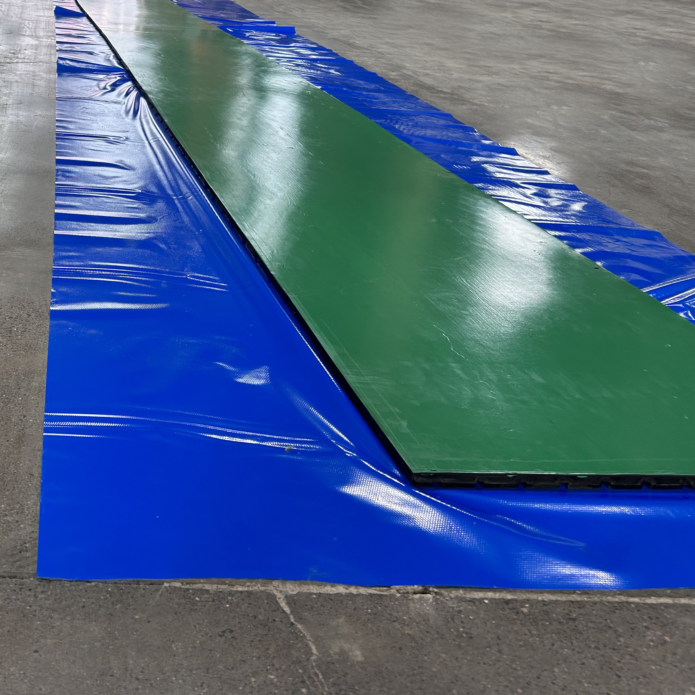 Rhombic rubber sheet half vulcanized layer
