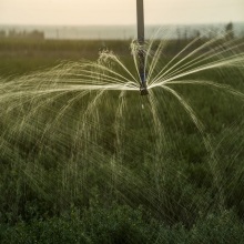 Low investment cost, multi-straddle connection, for large-scale farmland sprinkler