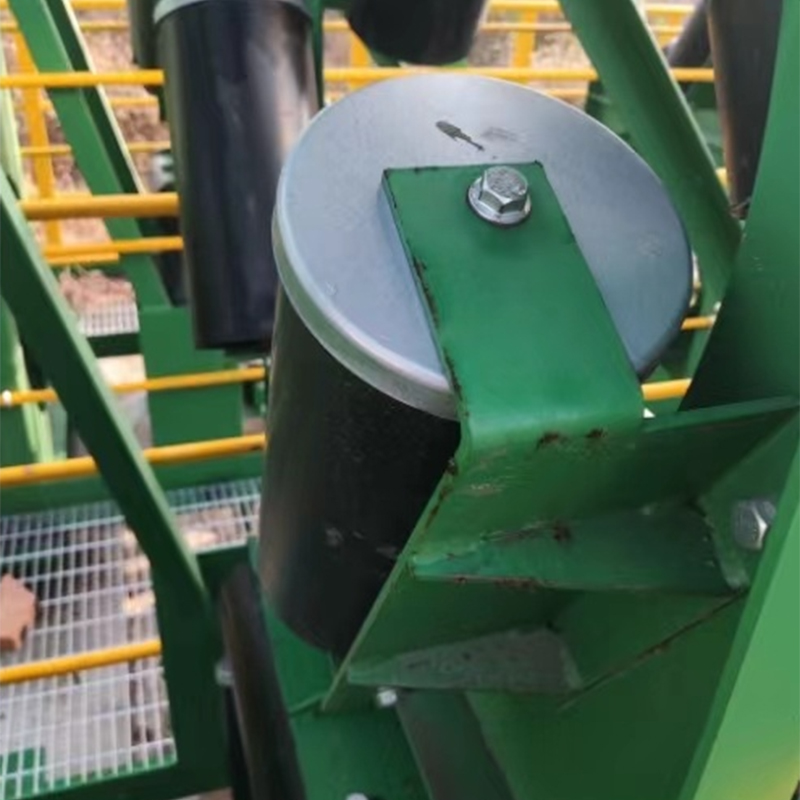 Roller conveyor for cement plants