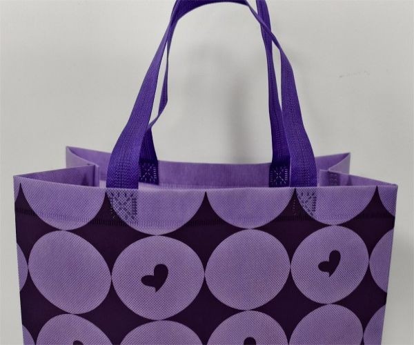 Young people like non-woven shopping bags
