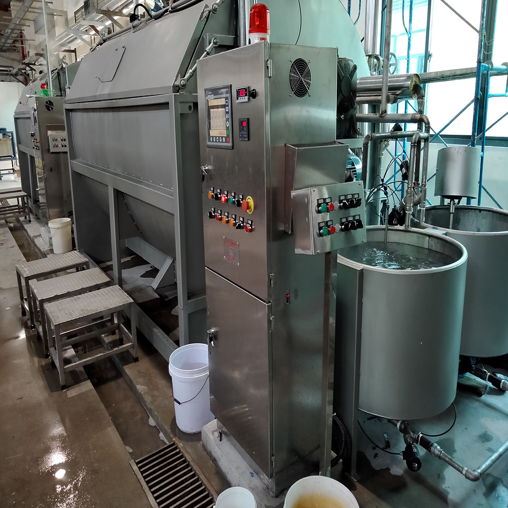 Auto dyeing machine for garments