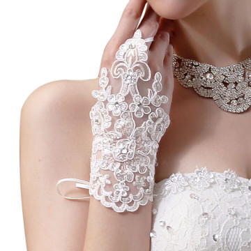 Elegant Beaded Lace Satin Short Bridal Gloves 2020 Flower Fingerless Wedding Gloves White Ivory Wedding Accessories Veu De Noiva