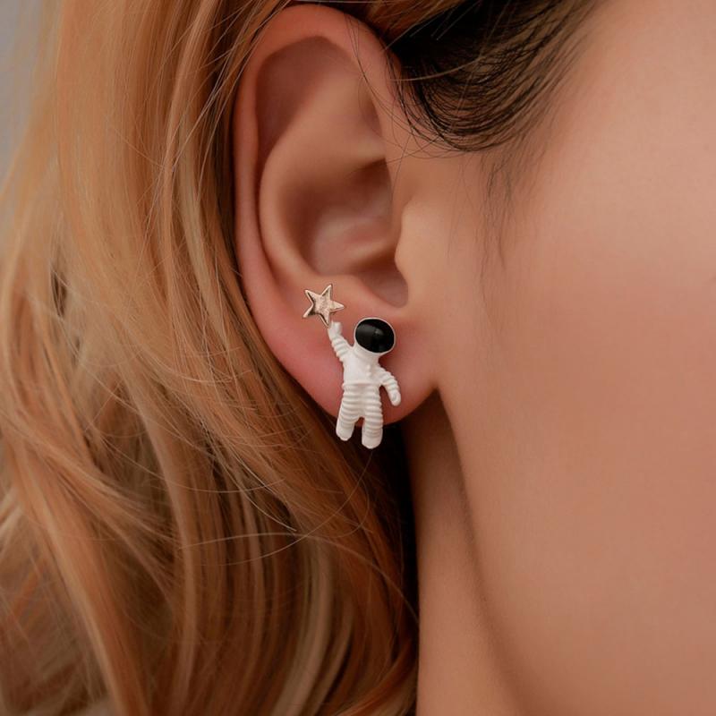 3D Astronaut Earrings Ear Clips Individuality Asymmetric Astronaut Reaching The Stars With/without Pierced Jewelry Surprise Gift