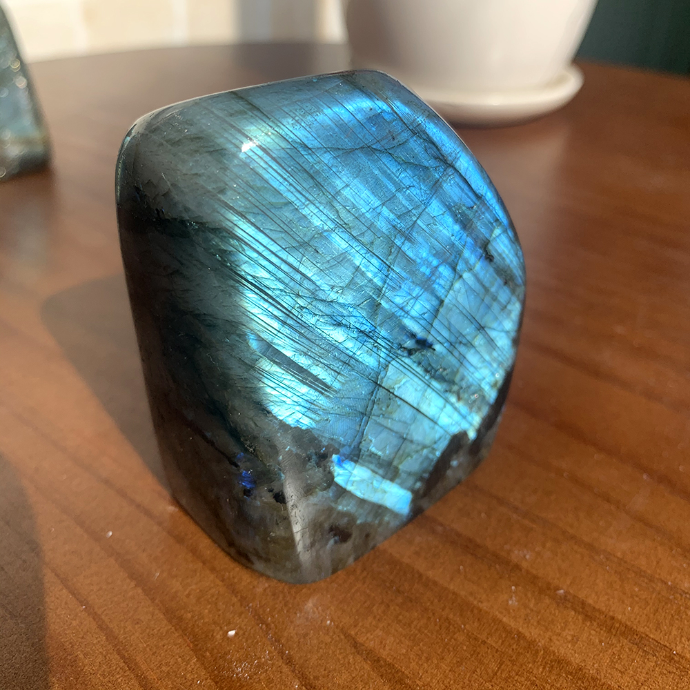 Runyangshi 1pc Natural crystal Colorful Flowing blue light Elongated stone ornaments Crystal Original Moonstone