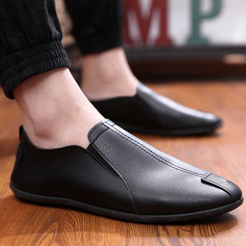 New Spring Men Casual Shoes Loafers Old Peking Shoes Man Fashion Flat Soft Driving Footwear Lightweight Male Peas Shoes Loafers