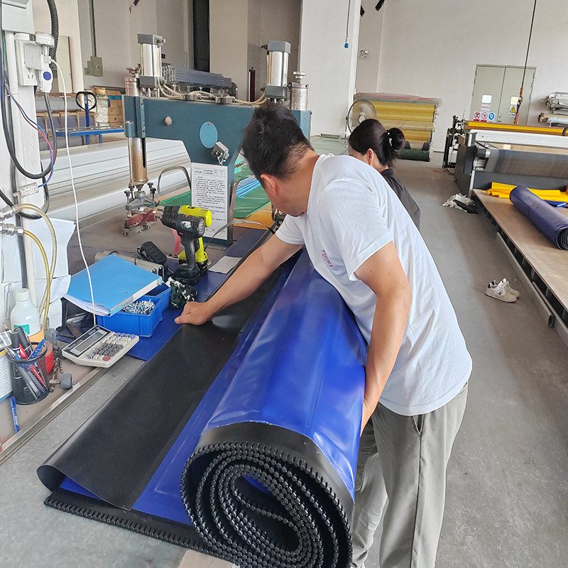 High-speed zipper door