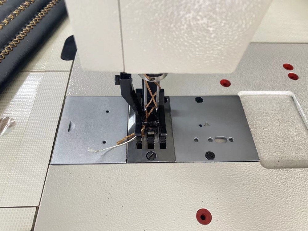 HM-204 Hot Sale Computer Industrial Sewing Machine Double Needle Heavy Duty Sofa Machine (1)