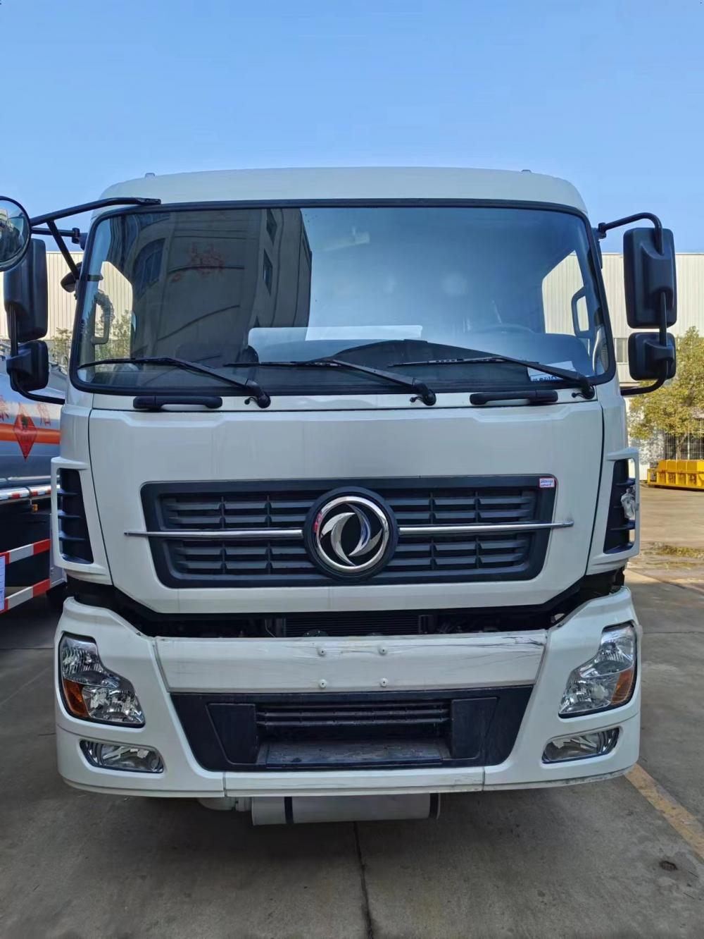 8 4 Oil Tank Truck