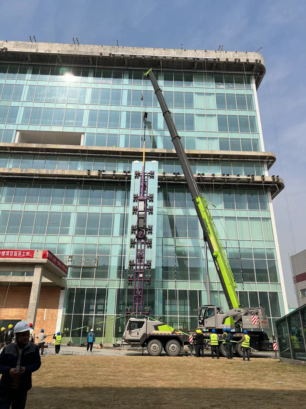 The Largest cambered Glass unit installation lifter (5)