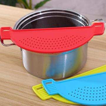 Creative Plastic Drain Basket Wash Rice Filter Leakproof Baffle Kitchen Gadget Pot Side Drainer Drainer New Colanders Tools
