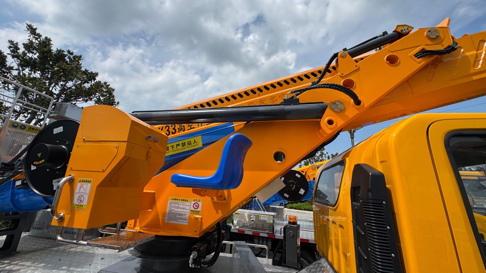 Huaxin 33-meter aerial work platform