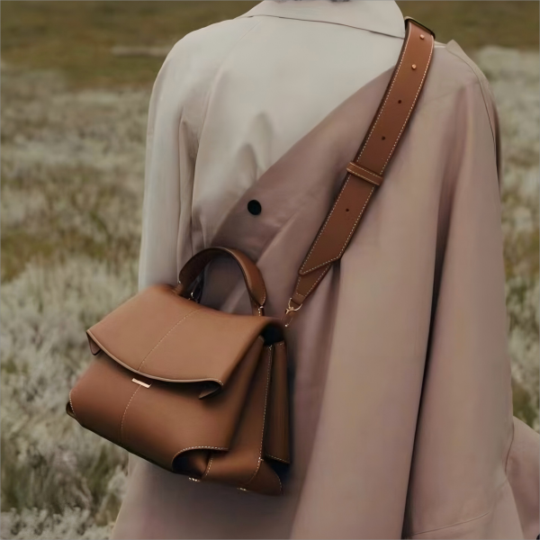 Fashionable, versatile and high-end crossbody bag