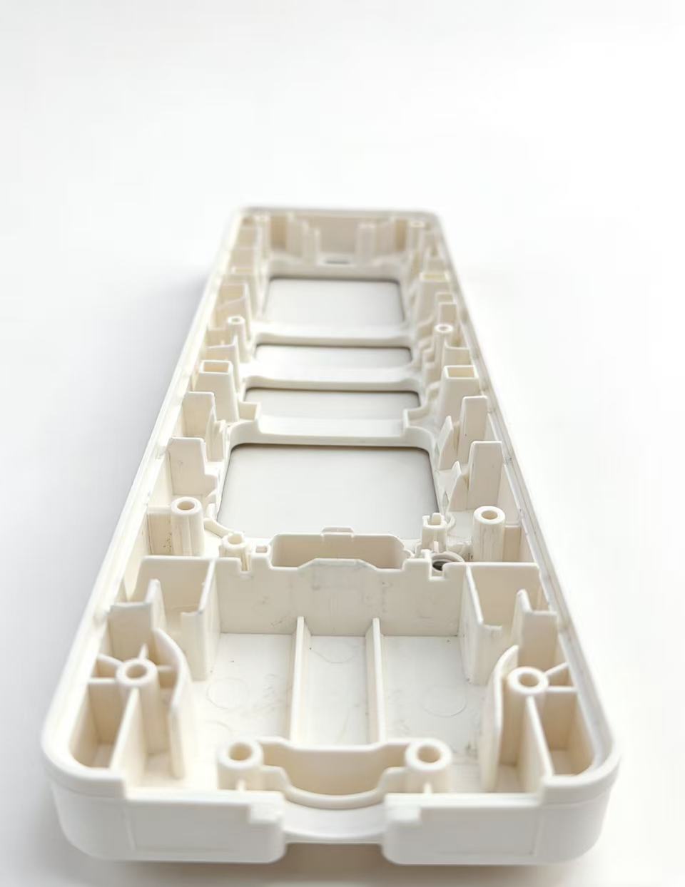 Injection mold for 4-outlet power strip internal plastic frame